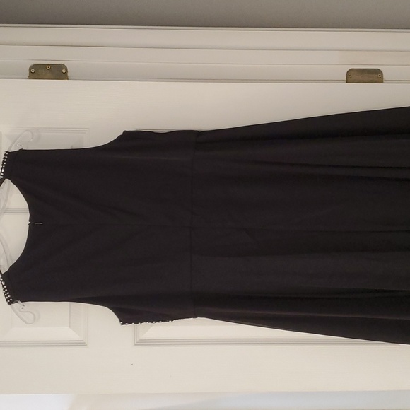 Beautiful Women's beaded and stunning looking long gown. - Picture 5 of 10